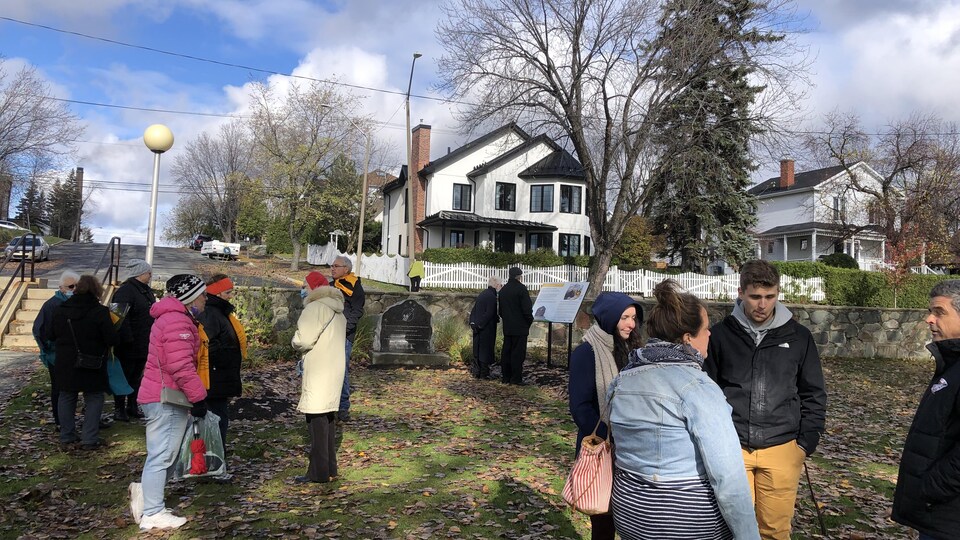 Des gens rassemblés dans un parc
