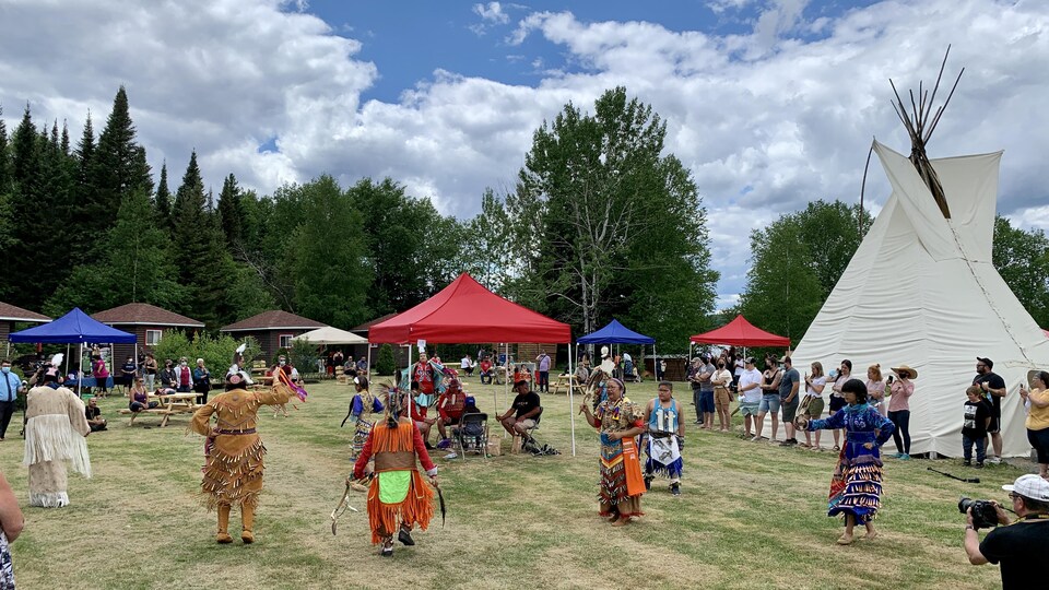 Des Autochtones effectuent une danse traditionnelle.