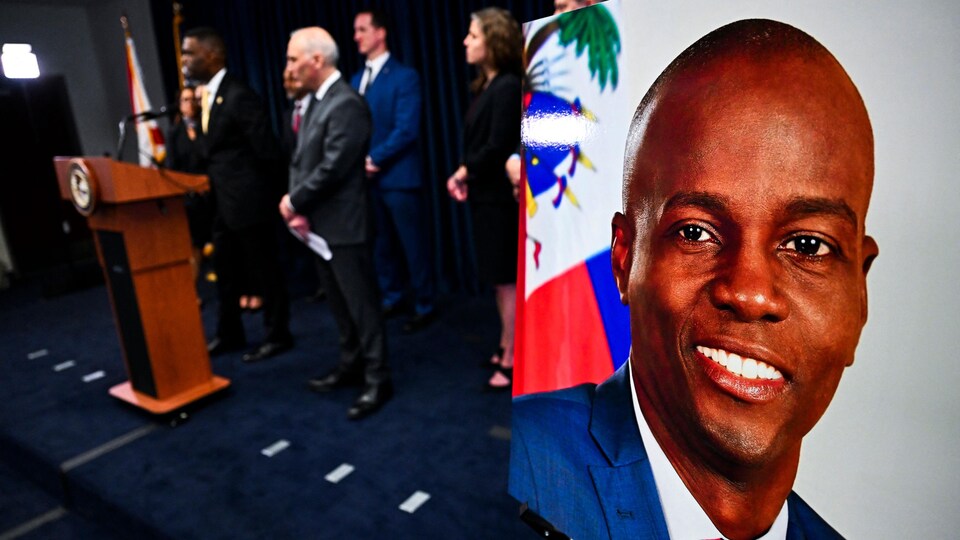 Le portrait du président haïtien Jovenel Moïse est placé dans une salle lors d'une conférence de presse.