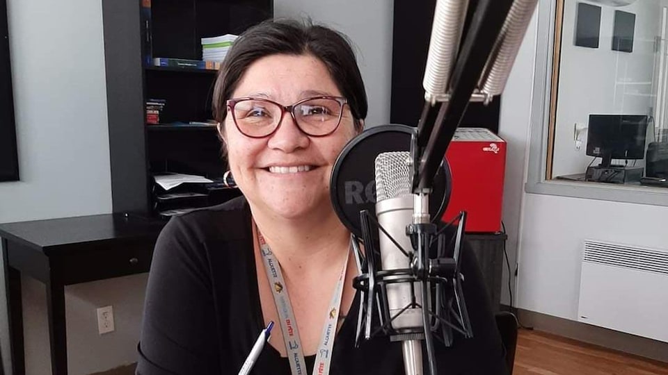 La journaliste Joyce Dominique en photo dans son studio radio à la station CKAU à Uashat mak Mani-utenam.