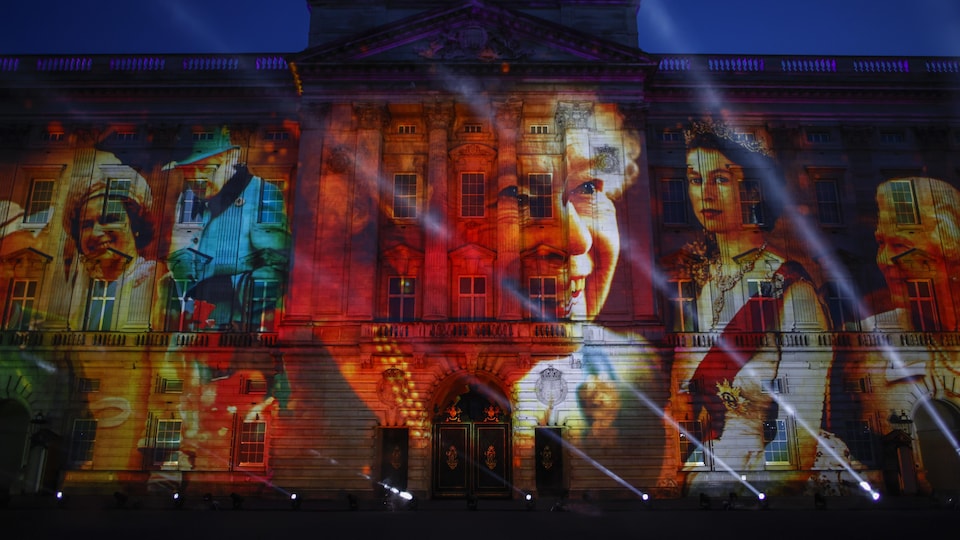 Pictures of the Queen are projected at Buckingham Palace.