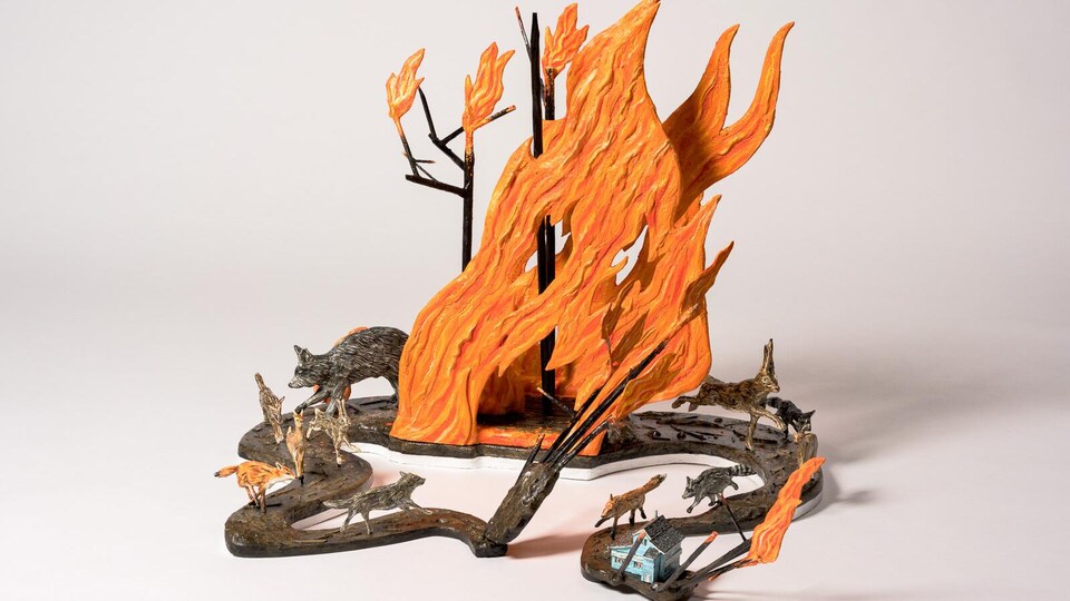 L'oeuvre de Jude Griebel consiste en une sculpture qui montre des animaux s'enfuyant d'un feu.