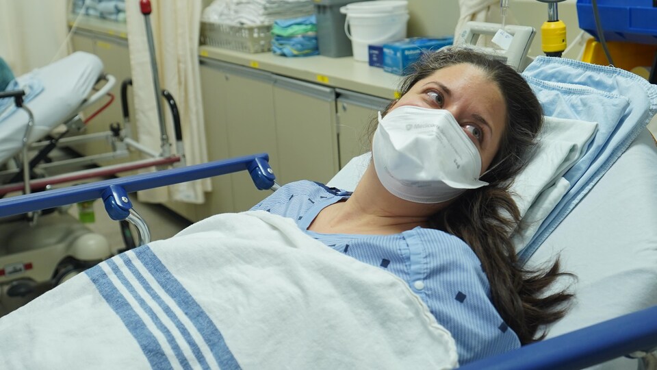 Judith couchée sur un lit d'hôpital.