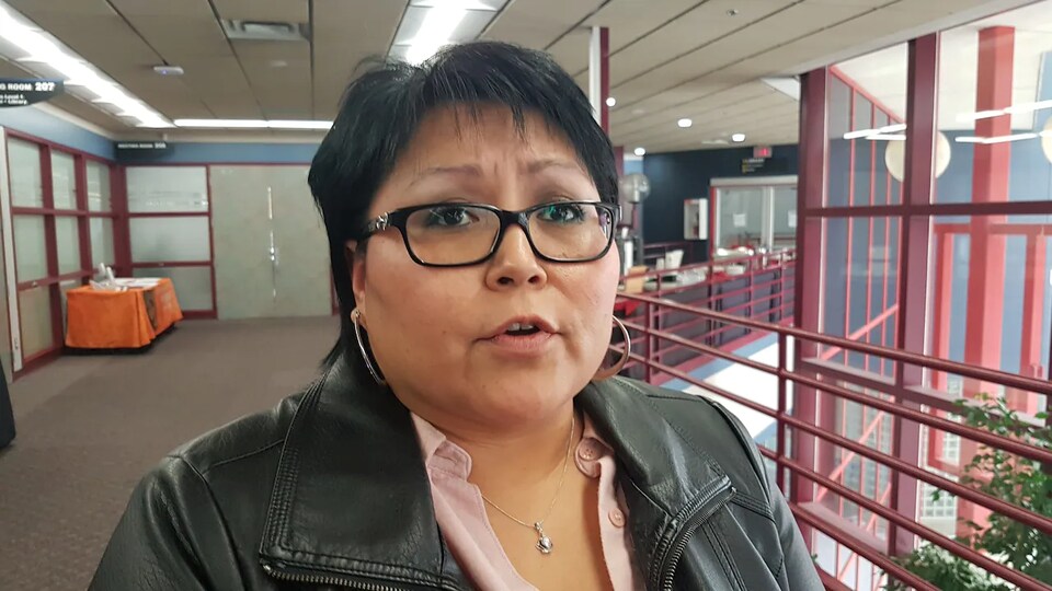 Judy Desjarlais à l'extérieur d'une salle de conférence.