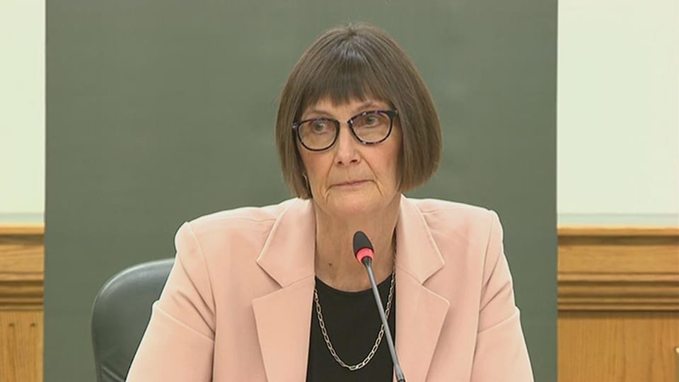 Gros plan sur le visage de Judy Ferguson, qui explique son rapport au micro.