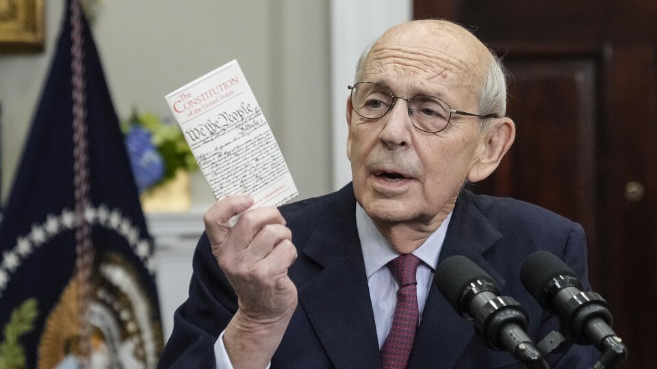 Stephen Breyer tient un exemplaire de la Constitution dans sa main droite.
