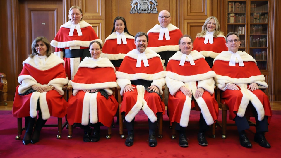 Les juges de la Cour suprême du Canada posent pour une photo de groupe lors de la cérémonie d'accueil du juge en chef Richard Wagner à Ottawa, le lundi 5 février 2018.