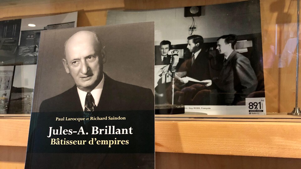 Le livre Jules-A. Brillant : Bâtisseur d'empires, près de photos d'archives de la radio de CJBR.