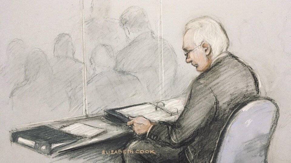 Julian Assange est dessiné assis, en train de lire des documents.