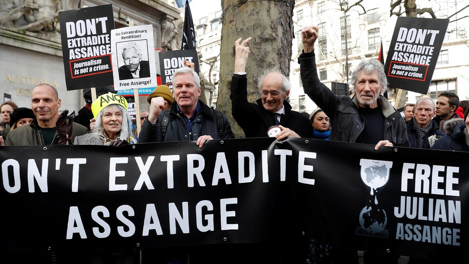 Les manifestants tiennent une bannière réclamant que Julian Assange ne soit pas extradé.