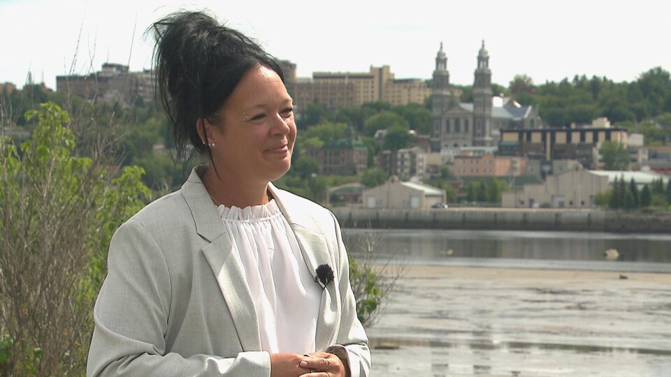 Une femme devant Chicoutimi.