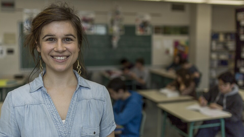 L'enseignante de français Julie Brilland-Picard croit possible d'intéresser les adolescents à la lecture.
