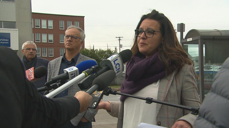 Julie Dufour parle aux médias, accompagnée de Michel Thiffault et Michel Potvin.