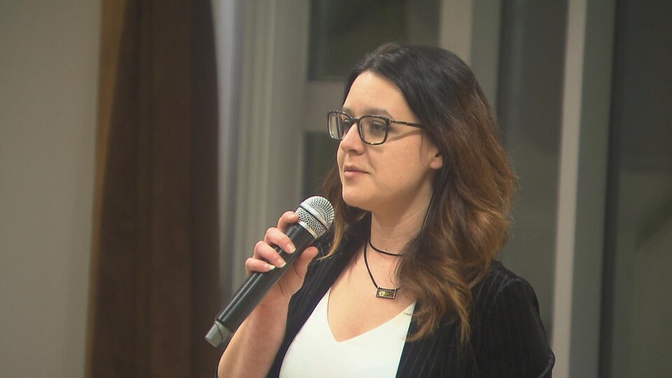 Julie Dufour parle au micro.