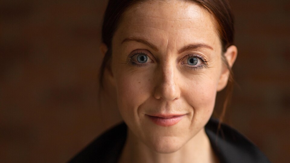Portrait d'une femme souriante.