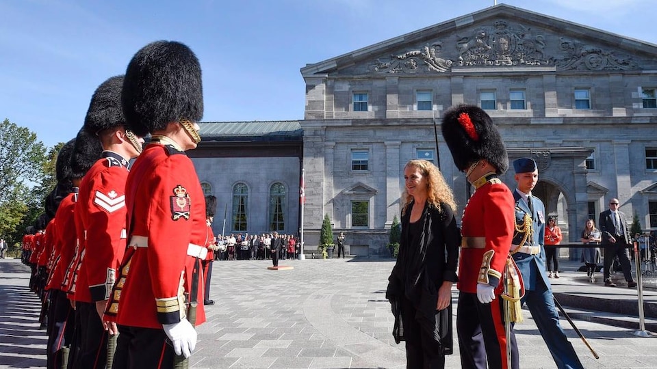Julie Payette inspecte la garde d'honneur lors d'une cérémonie à Rideau Hall, à Ottawa, le 2 octobre 2017.