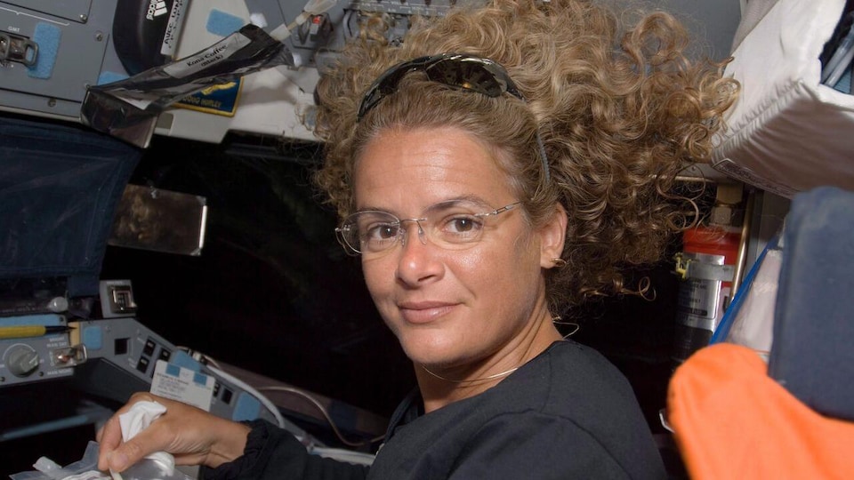 Julie Payette dans la Station spatiale internationale.