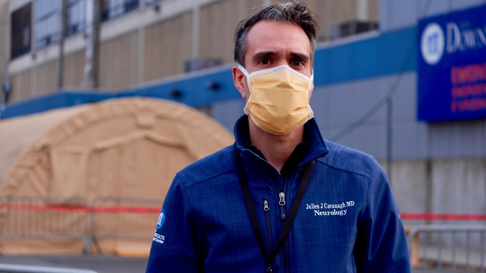 Le docteur Julien Cavanagh, devant un hôpital de Brooklyn.