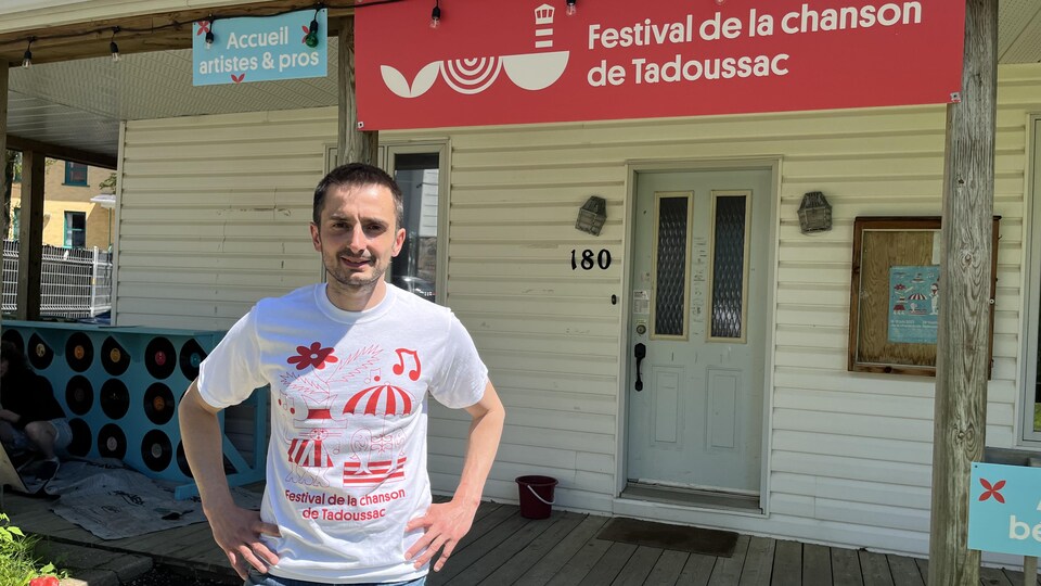 Julien Pinardon se tient devant les bureaux d'accueil du Festival. 