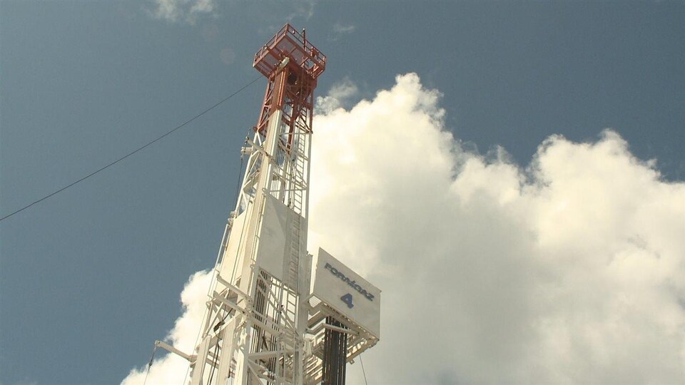 Équipements de forage pétrolier de la compagnie Junex à Gaspé.