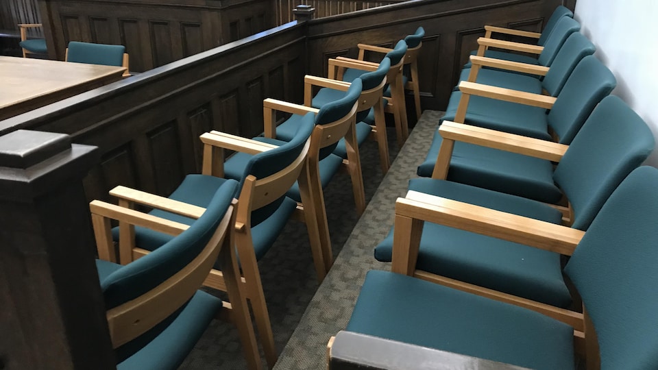 Les sièges des jurés dans un tribunal. 