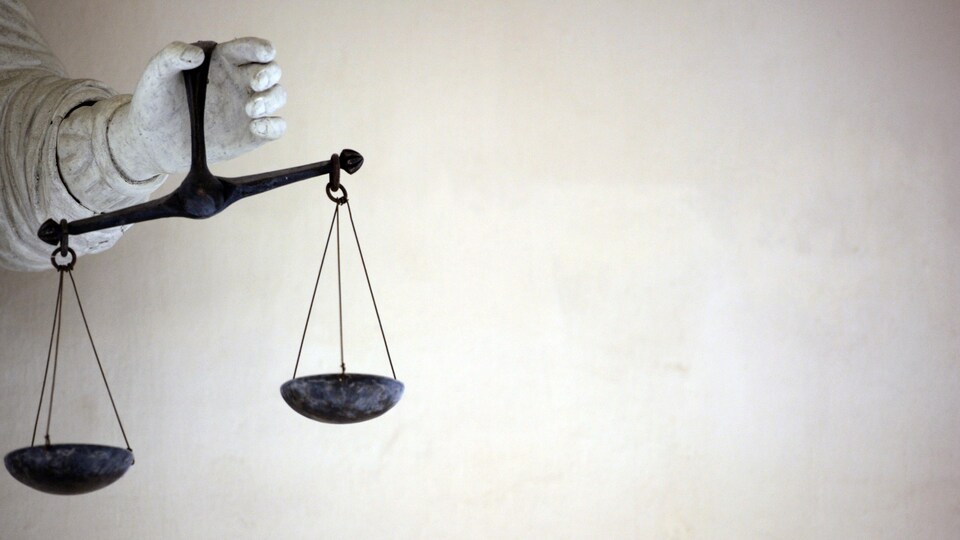 Une statue tenant la balance de la justice dans sa main gauche.