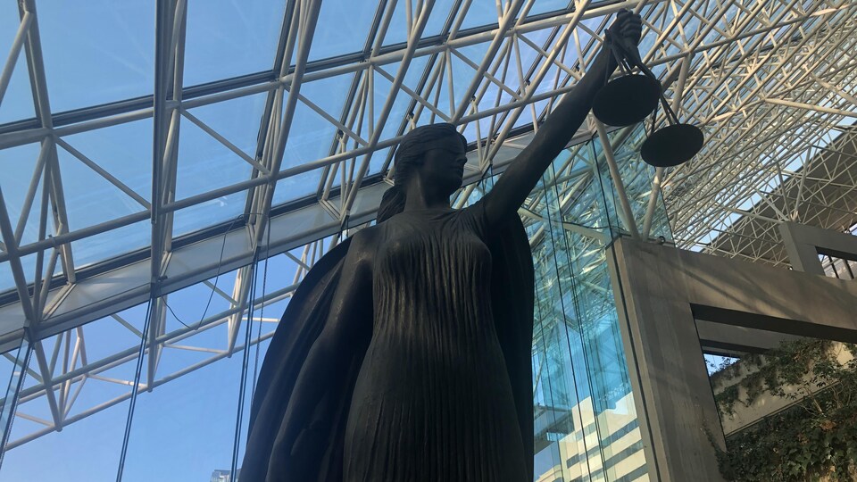Une statue représentant la justice dans le hall de la Cour suprême de la province.