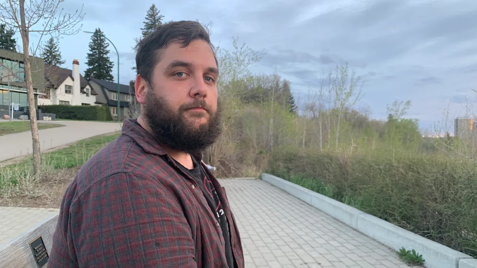 Justin Soroka affirme avoir été victime de voie de fait grave par un policier de l'unité canine de Saskatoon, en Saskatchewan, lors de son arrestation en 2019.