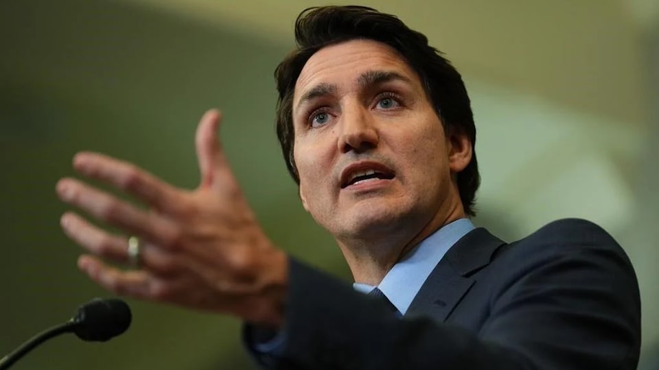 Justin Trudeau parle à un micro.
