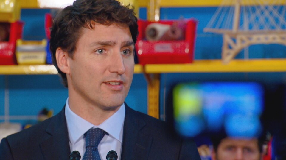 Justin Trudeau parle aux médias