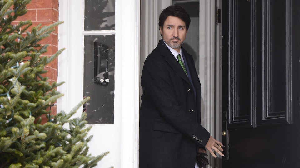 Justin Trudeau franchit le seuil de la porte de sa résidence.