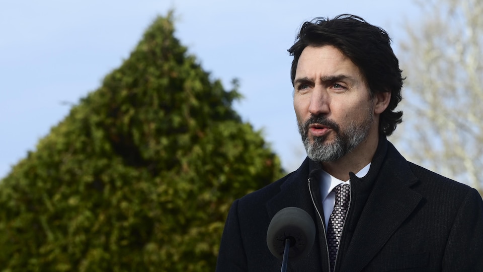 Le premier ministre Justin Trudeau au micro, à l'extérieur.