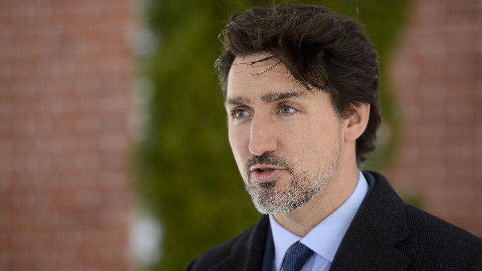 Gros plan de Justin Trudeau en complet.