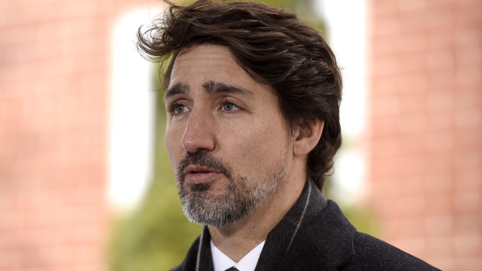 Justin Trudeau parle dans un micro.