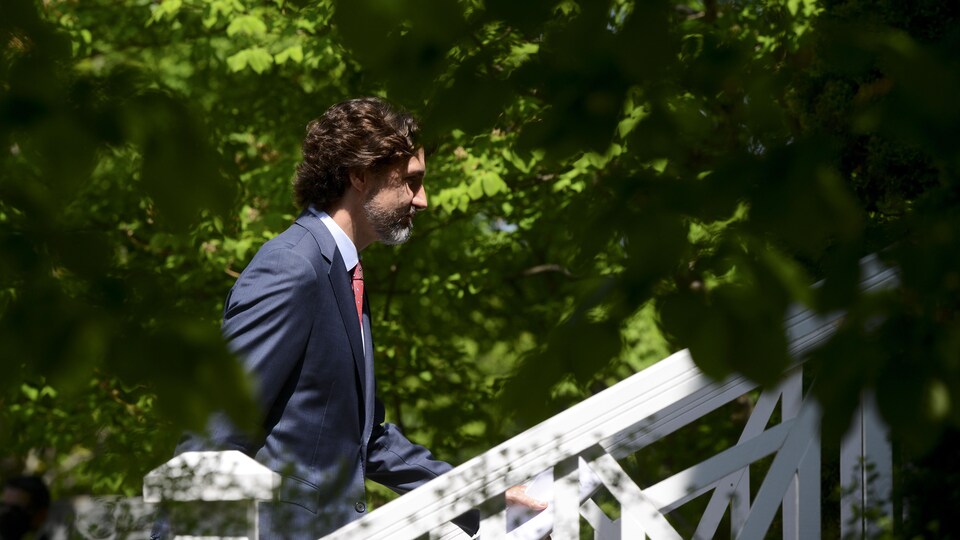 Justin Trudeau monte des escaliers.