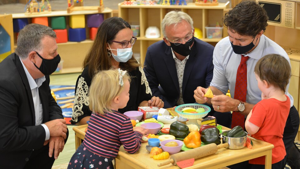 Le premier ministre du Canada, Justin Trudeau, de passage au Carrefour de l’Isle-Saint-Jean, le 27 juillet 2021. 
