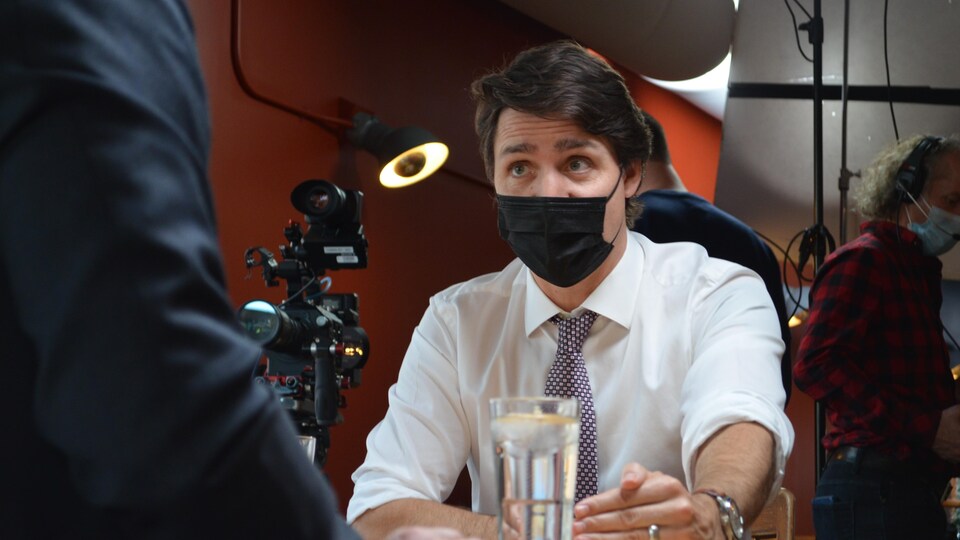 Justin Trudeau, masqué, en entrevue avec Patrice Roy.