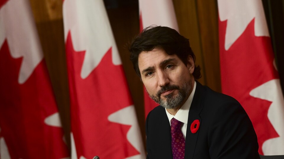 Portrait de Justin Trudeau en conférence de presse.