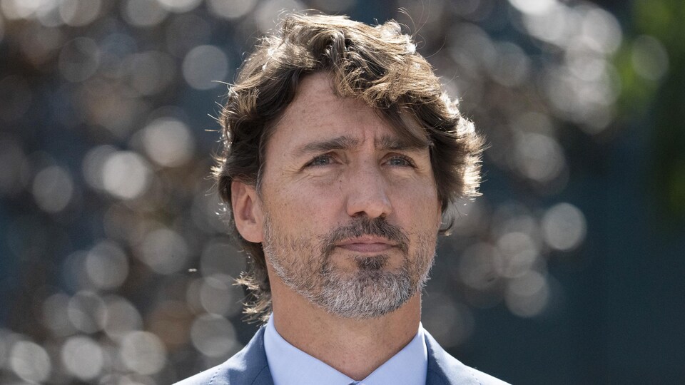 Justin Trudeau s'adresse aux médias.