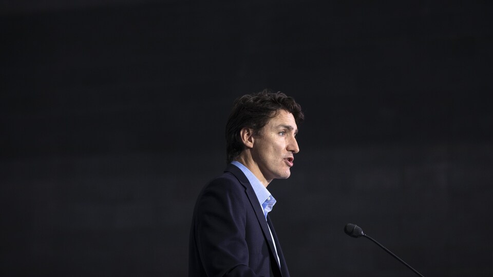 Justin Trudeau au micro, de profil.