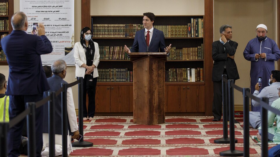 Justin Trudeau en compagnie de membres de la communauté musulmane
