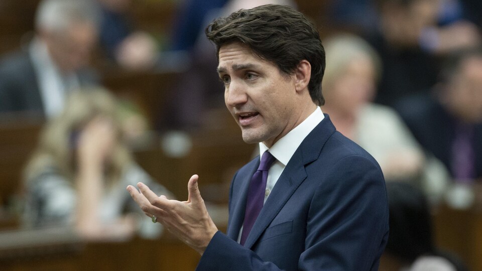 Justin Trudeau répond à une question à la Chambre des communes.