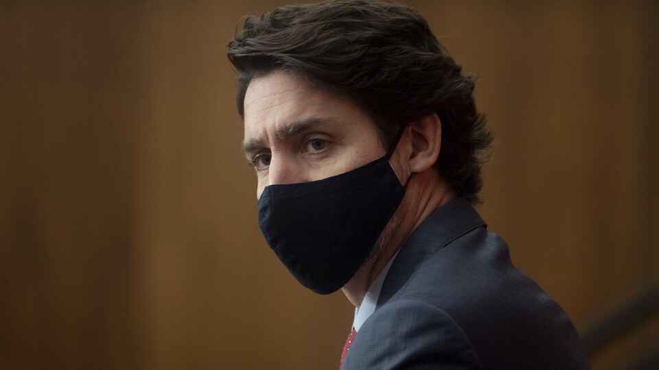 Gros plan de Justin Trudeau, masqué.