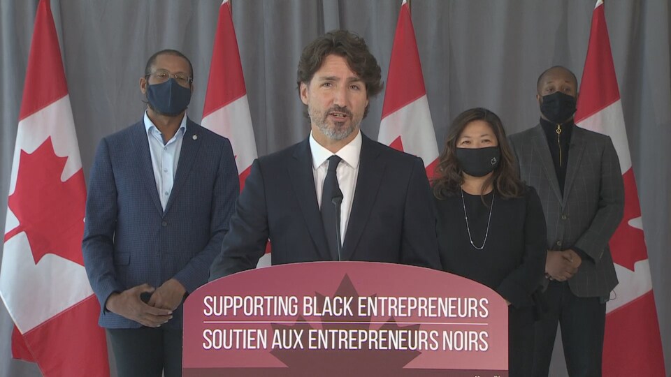 Justin Trudeau en point de presse.