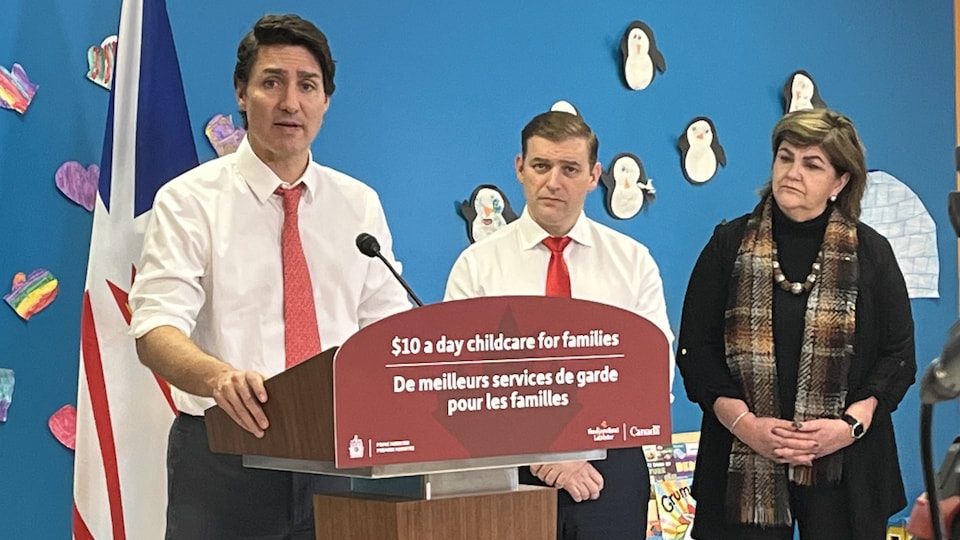 Justin Trudeau se tient devant un pupitre, à sa gauche se trouve Andrew Furey. 