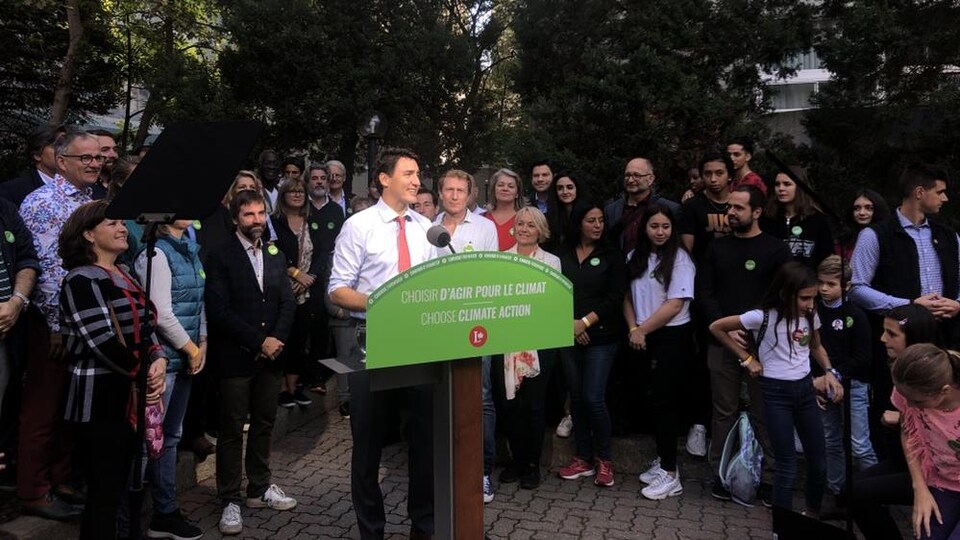 Le chef libéral Justin Trudeau lors de son annonce, entouré de gens.