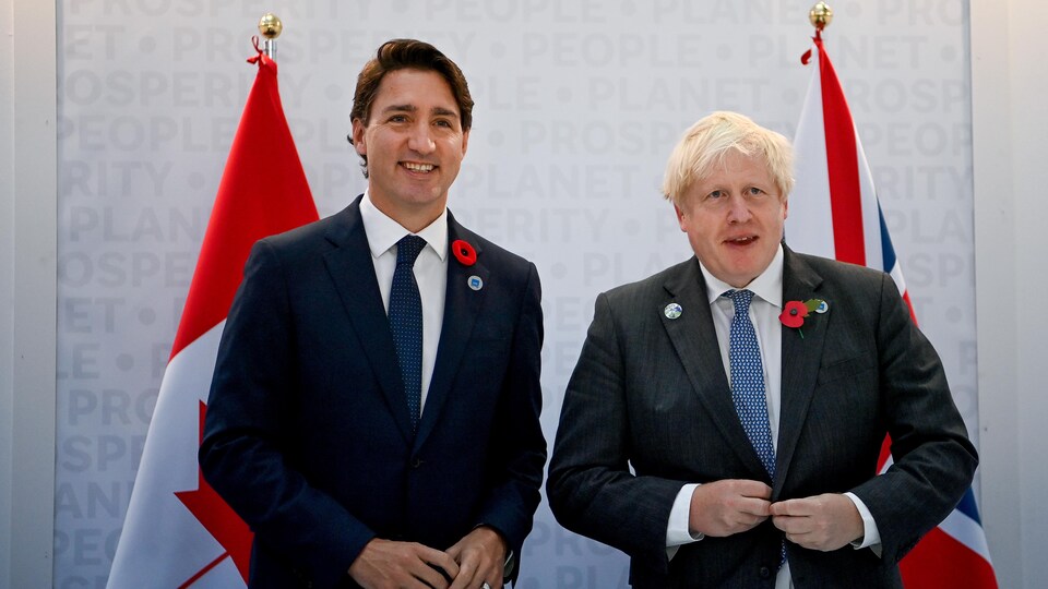 Justin Trudeau et Boris Johnson sourient, côte à côte.