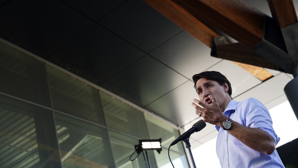 Justin Trudeau parle dans un micro.