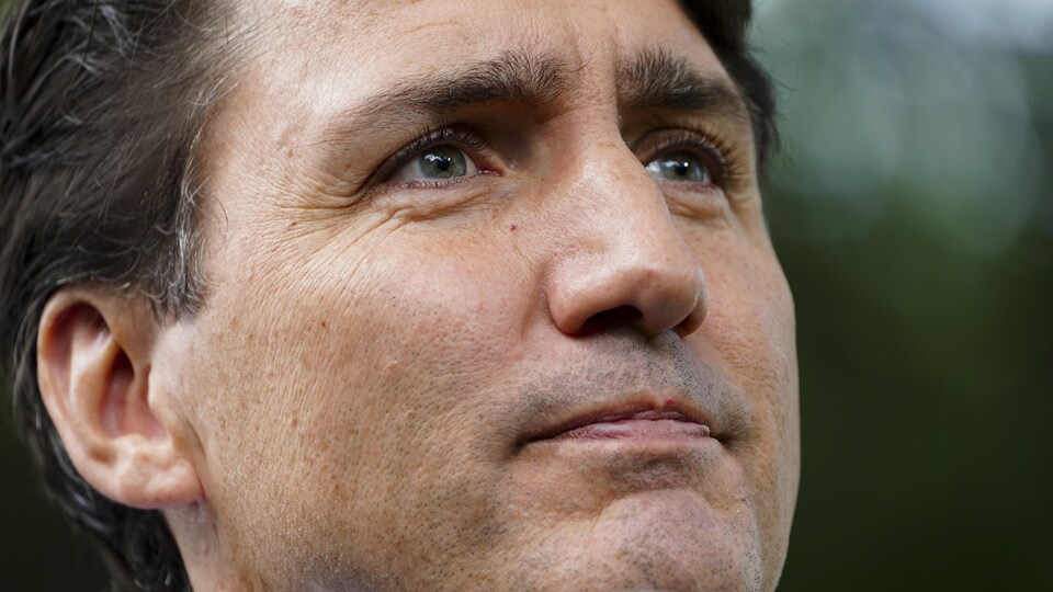 Portrait de Justin Trudeau en conférence de presse.