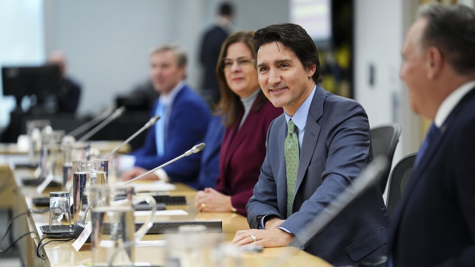 Justin Trudeau entouré des dirigeants provinciaux et territoriaux.
